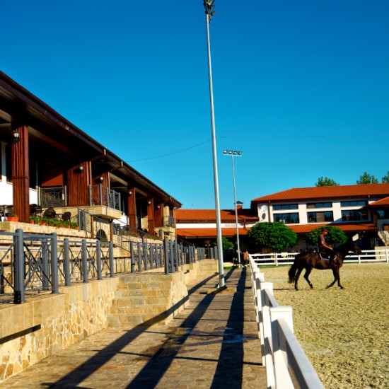 Насладете се на приказна тишина: Нощувка със закуска, урок по езда и масаж за двама от Makaroon