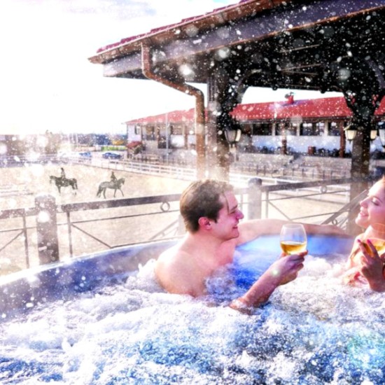 Насладете се на приказна тишина: Нощувка със закуска, урок по езда и масаж за двама от Makaroon