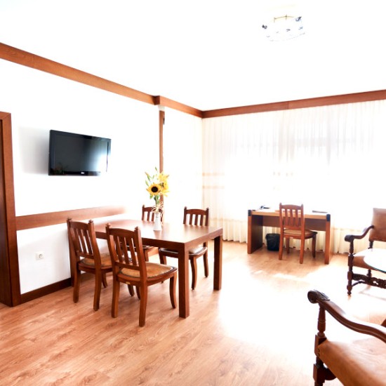 Насладете се на приказна тишина: Нощувка със закуска, урок по езда и масаж за двама от Makaroon