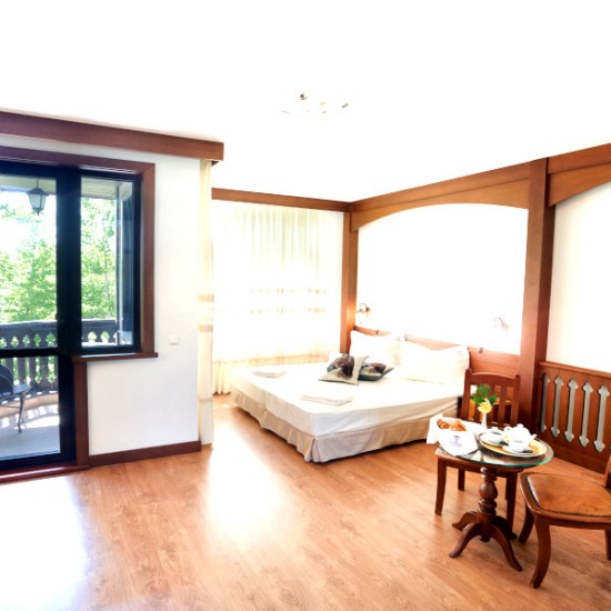 Насладете се на една невероятна почивка с Две нощувки със закуска, урок по езда и масаж за двама от Makaroon