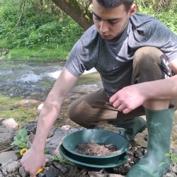 Стани златотърсач - приключение в Тревненската река за четирима