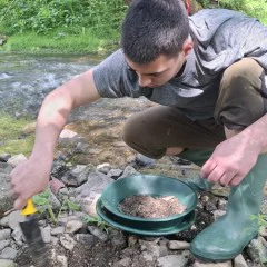 Стани златотърсач - приключение в Тревненската река за четирима