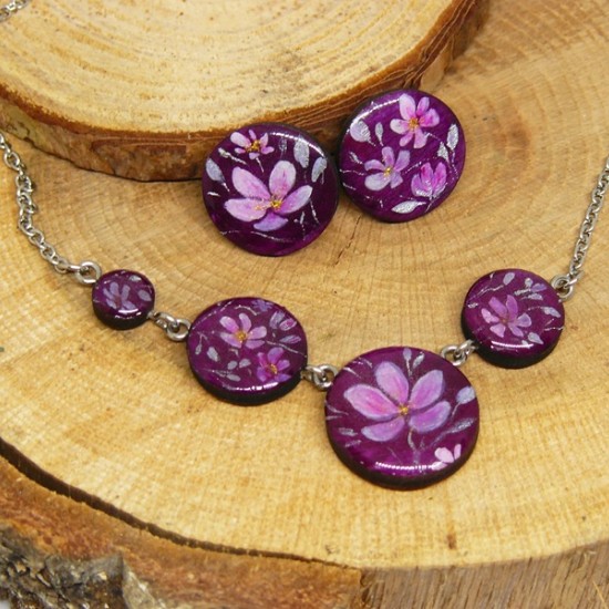 Впуснете се в едно креативно занимание с уъркшоп по Рисуване на бижута върху дървена основа от Makaroon Впуснете се в едно креативно занимание с уъркшоп по Рисуване на бижута върху дървена основа от Makaroon