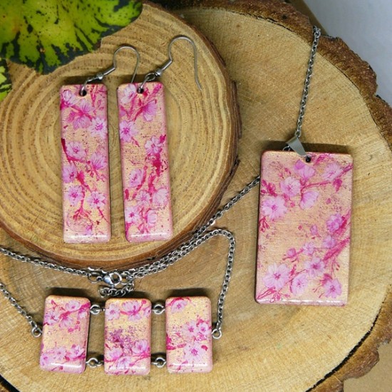 Впуснете се в едно креативно занимание с уъркшоп по Рисуване на бижута върху дървена основа от Makaroon Впуснете се в едно креативно занимание с уъркшоп по Рисуване на бижута върху дървена основа от Makaroon