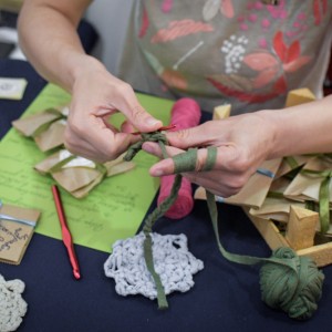 Разплетете стреса с „Плетене на една или две куки“