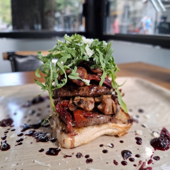 Вечеря при шеф Манчев - уникален подарък за двама от Макароон Уникален подарък: Вечеря за двама при шеф Манчев от Makaroon.bg