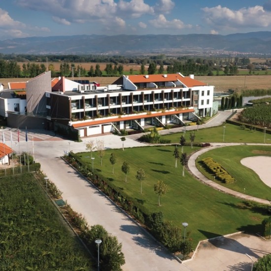 Лукс и комфорт с ''Нощувка за двама с дегустация на вино в Uva Nestum, Гоце Делчев'' от Makaroon