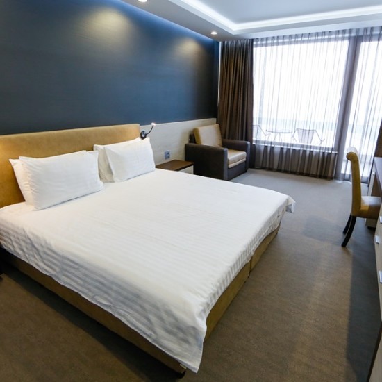 Лукс и комфорт с ''Нощувка за двама с дегустация на вино в Uva Nestum, Гоце Делчев'' от Makaroon