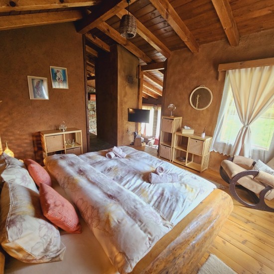 Нощувка за двама в дървена екокъща в Лещен от Makaroon