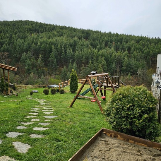 Нощувка за двама в дървена екокъща в Лещен от Makaroon