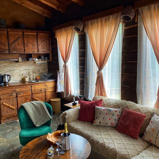 Нощувка за двама в дървена екокъща в Лещен от Makaroon