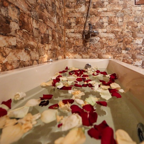 Нощувка за двама в дървена екокъща в Лещен от Makaroon