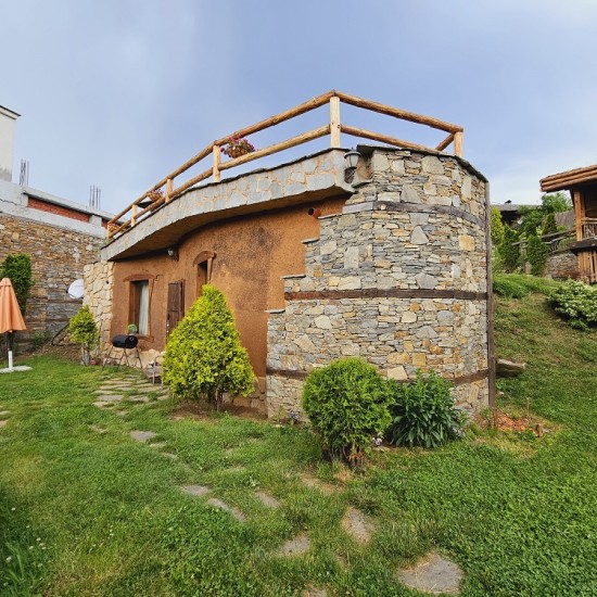 Романтична нощувка за двама в екокъща "Землянка" в Лещен от Makaroon