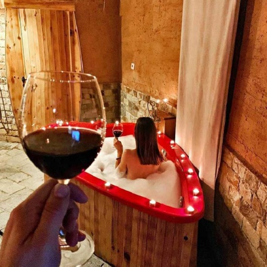 Романтична нощувка за двама в екокъща "Землянка" в Лещен от Makaroon