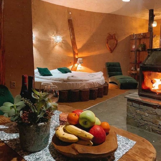 Романтична нощувка за двама в екокъща "Землянка" в Лещен от Makaroon
