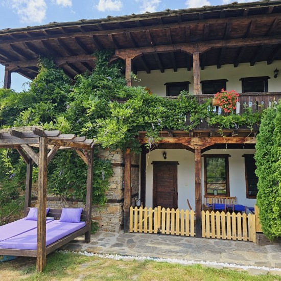 A party experience for a cheerful company - a weekend in Leshten with friends from Makaroon