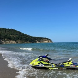 На гребена на вълната с Каране на джет за един или двама във Варна - 10 мин. На гребена на вълната с Каране на джет за един или двама във Варна - 10 мин.