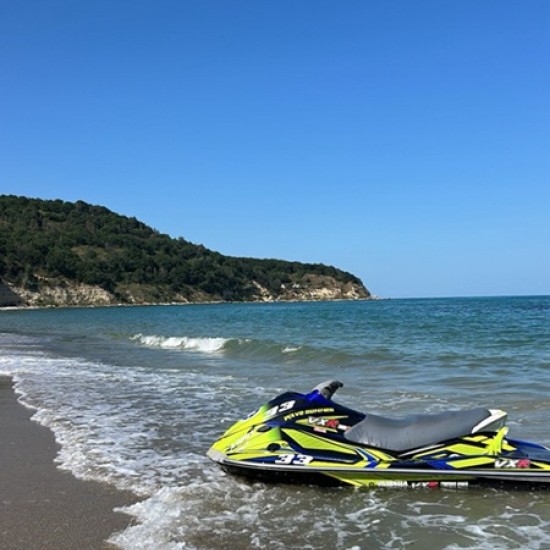 Изживейте едно щуро приключение по време на лятната си почивка с Каране на джет във Варна от Makaroon