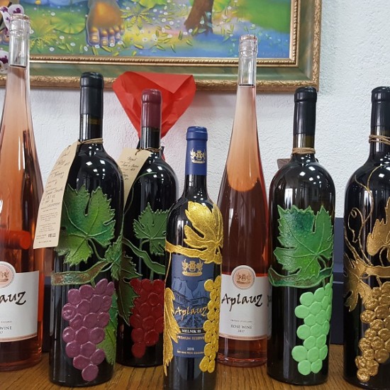 Разпуснете с любимия човек: Винен урок и дегустация за двама във вила Мелник от Makaroon