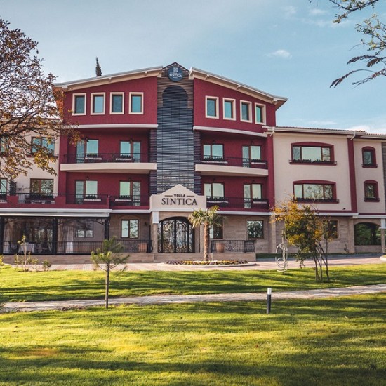 Нощувка във „Вила Синтика“ – преживяване с вкус и аромат на вино от Макароон