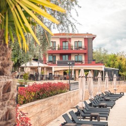 Нощувка във „Вила Синтика“ – преживяване с вкус и аромат на вино