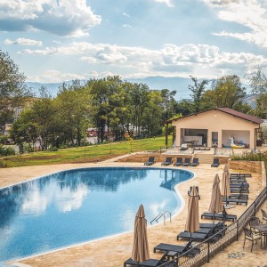 Нощувка през уикенд във "Вила Синтика" – преживяване с вкус и аромат на вино