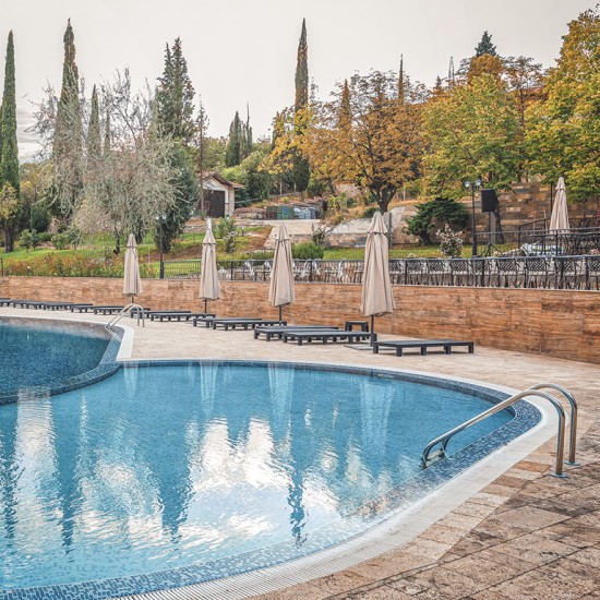 Нощувка във „Вила Синтика“ – преживяване с вкус и аромат на вино от Макароон