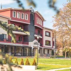 Две нощувки за двама в стая Де Лукс във вила Синтика с дегустация, закуска и вечери + вино 