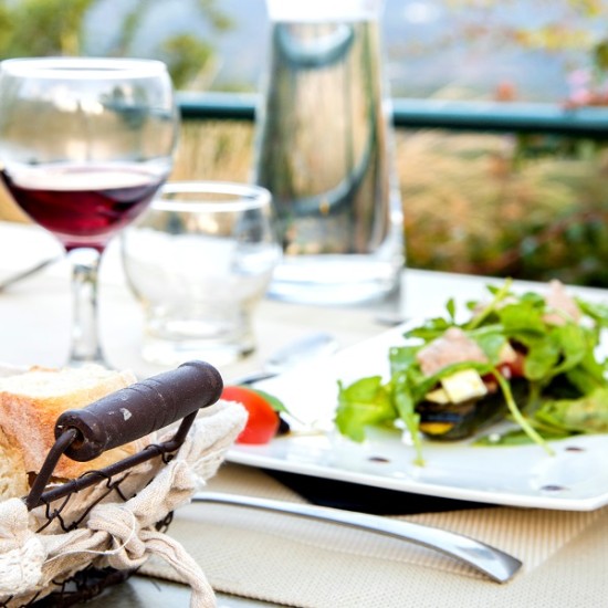 Винено удоволствие: Дегустация на 3 вида вино за двама във вила Юстина от Makaroon