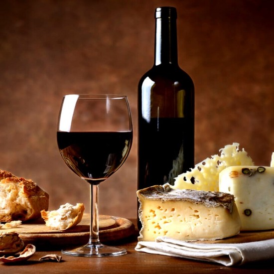 Винено удоволствие: Дегустация на 3 вида вино за двама във вила Юстина от Makaroon