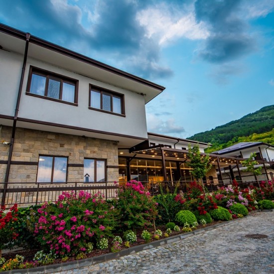 Подарете бягство от сивия град с „Нощувка във Вила Юстина“ от Makaroon