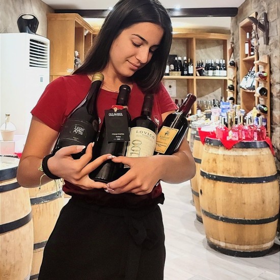 Дегустация на 5 вида вино от района на Велико Търново с включен кетъринг от Makaroon