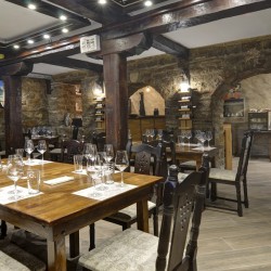 Дегустация на 5 вида вино с включен кетъринг във Велико Търново