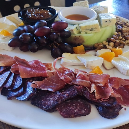 Дегустация на 5 вида вино от района на Велико Търново с включен кетъринг от Makaroon