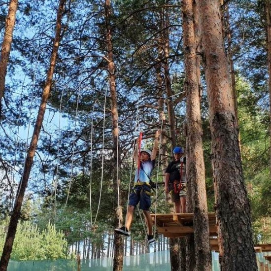 Приключение във въжен парк, конна езда и каране на АТВ в Добринище от Макароон