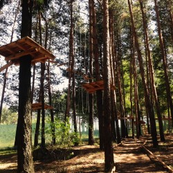 Подарете екшън с „Приключение във въжен парк, алпийска стена, конна езда, супер тролей и 1 час АТВ“ за двама