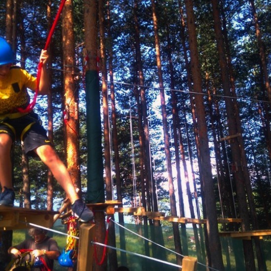 Преживейте едно незабравимо приключение с „Приключение във въжен парк, алпийска стена, конна езда, супер тролей и 1 час АТВ“ за двама от Makaroon