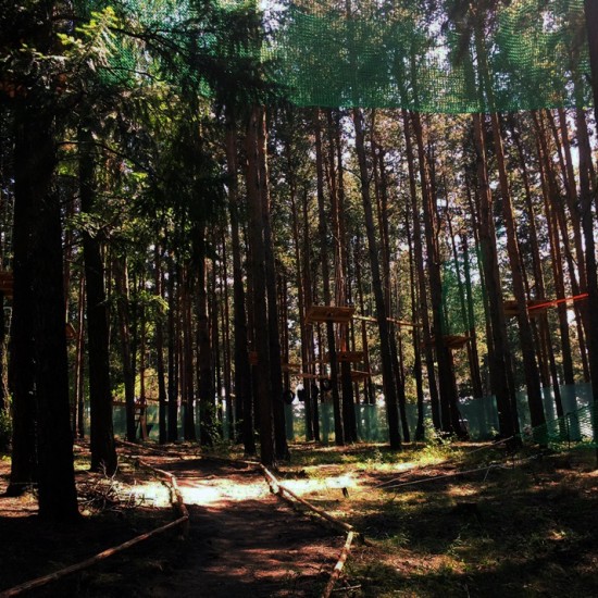 Преживейте едно незабравимо приключение с „Приключение във въжен парк, алпийска стена, конна езда, супер тролей и 1 час АТВ“ за двама от Makaroon