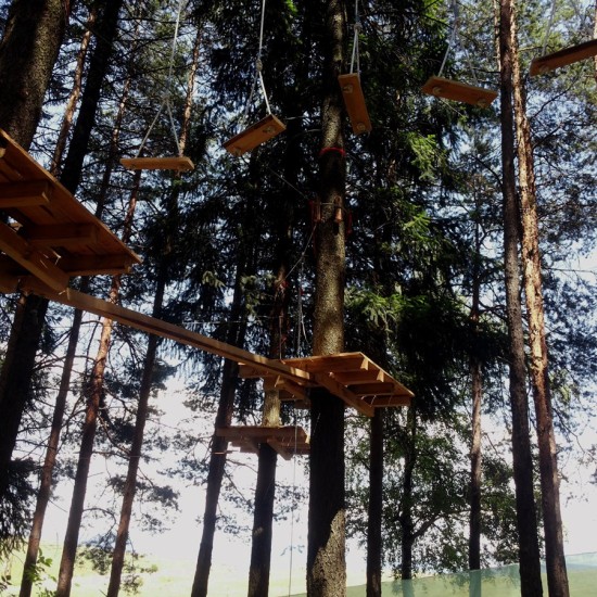 Преживейте едно незабравимо приключение с „Приключение във въжен парк, алпийска стена, конна езда, супер тролей и 1 час АТВ“ за двама от Makaroon