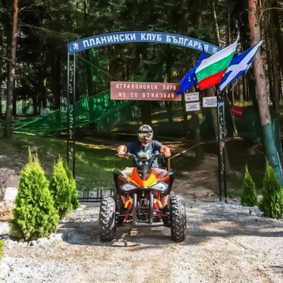 Преживейте едно незабравимо приключение с „Приключение във въжен парк, алпийска стена, конна езда, супер тролей и 1 час АТВ“ за двама от Makaroon