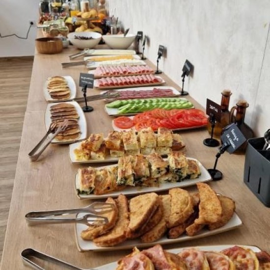 Насладете се на почивка сред природата с Нощувка за двама със закуска и разходка с водно колело в Waterside Spa Complex от Makaroon