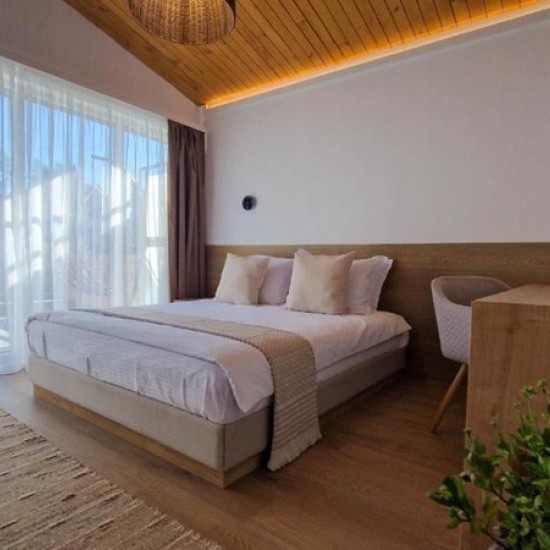 Насладете се на почивка сред природата с Нощувка за двама със закуска и разходка с водно колело в Waterside Spa Complex от Makaroon