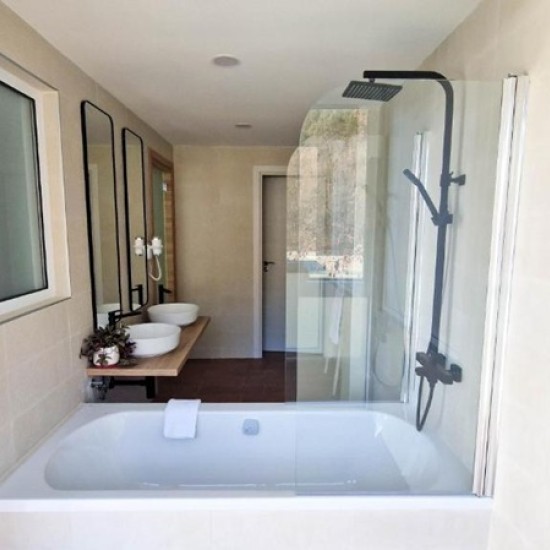 Насладете се на почивка сред природата с Нощувка за двама със закуска и разходка с водно колело в Waterside Spa Complex от Makaroon