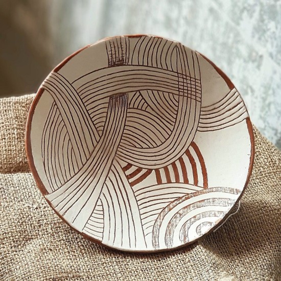 Вино и сграфито – рисуване върху керамичен съд от Makaroon Вино и сграфито – рисуване върху керамичен съд от Makaroon