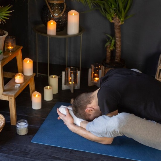 Романтиka, баланс и движение с  „Йога практика на свещи за двама“ от Makaroon