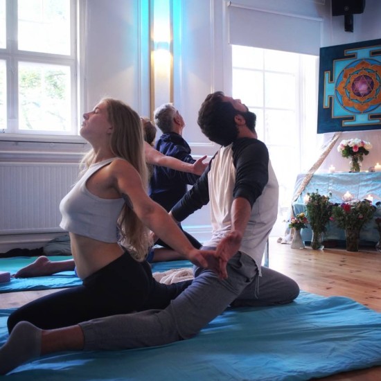 Романтиka, баланс и движение с  „Йога практика на свещи за двама“ от Makaroon