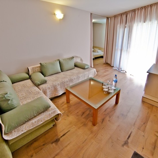 Две нощувки за двама в апартамент в бутиков хотел „Амфора“ край Варна от Makaroon