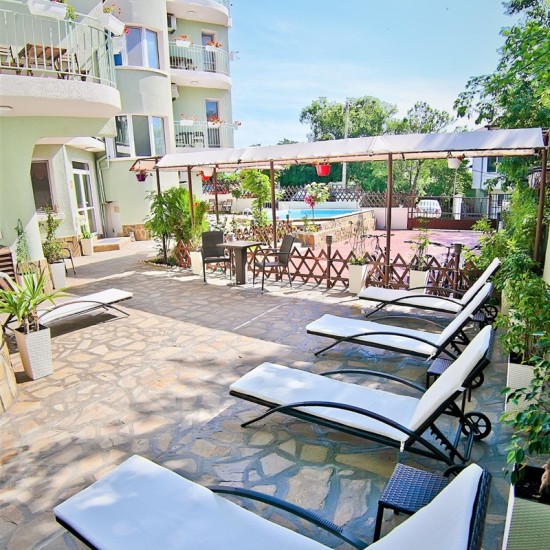 Две нощувки за двама в апартамент в бутиков хотел „Амфора“ край Варна от Makaroon