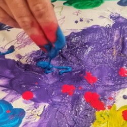 Погрижете се за любимата жена с „Три сесии арт терапия за майки“