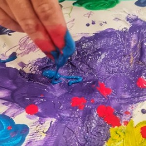 Погрижете се за любимата жена с „Три сесии арт терапия за майки“